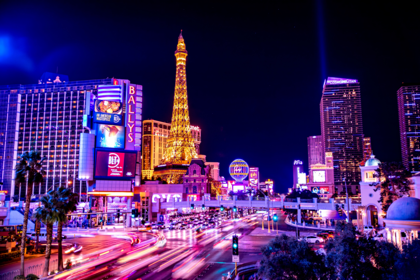 las-vegas-courts-canadians-with-at-par-currency-plan