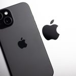 apple-beats-estimates-as-ceo-shift-looms