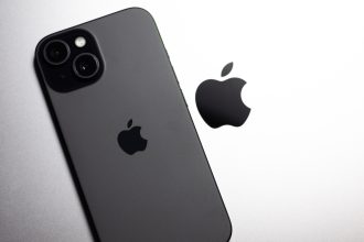 apple-beats-estimates-as-ceo-shift-looms