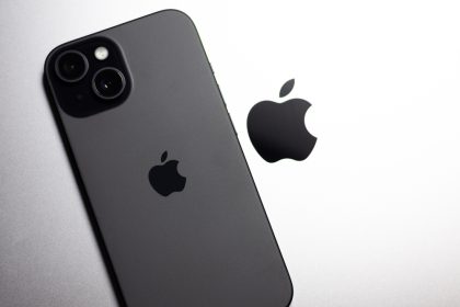 apple-beats-estimates-as-ceo-shift-looms