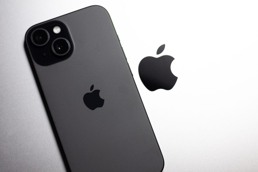 apple-beats-estimates-as-ceo-shift-looms