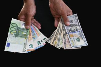 eurusd-slips-as-dollar-gains-support
