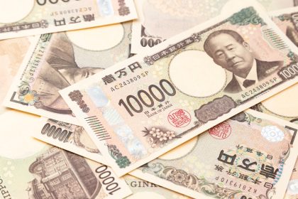 yen-nears-intervention-zone-as-dollar-holds