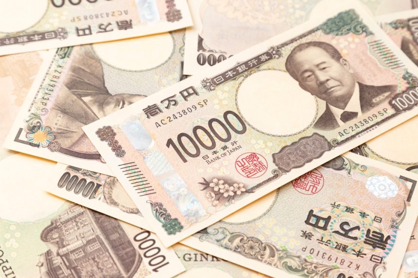 yen-nears-intervention-zone-as-dollar-holds