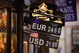 eurusd-rises-as-traders-eye-key-resistance